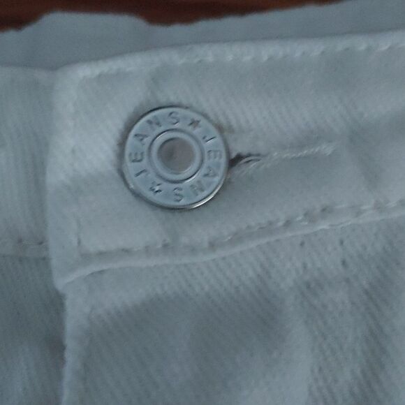 Shein Distressed white  jean shorts Sz M NWOT - Picture 4 of 8